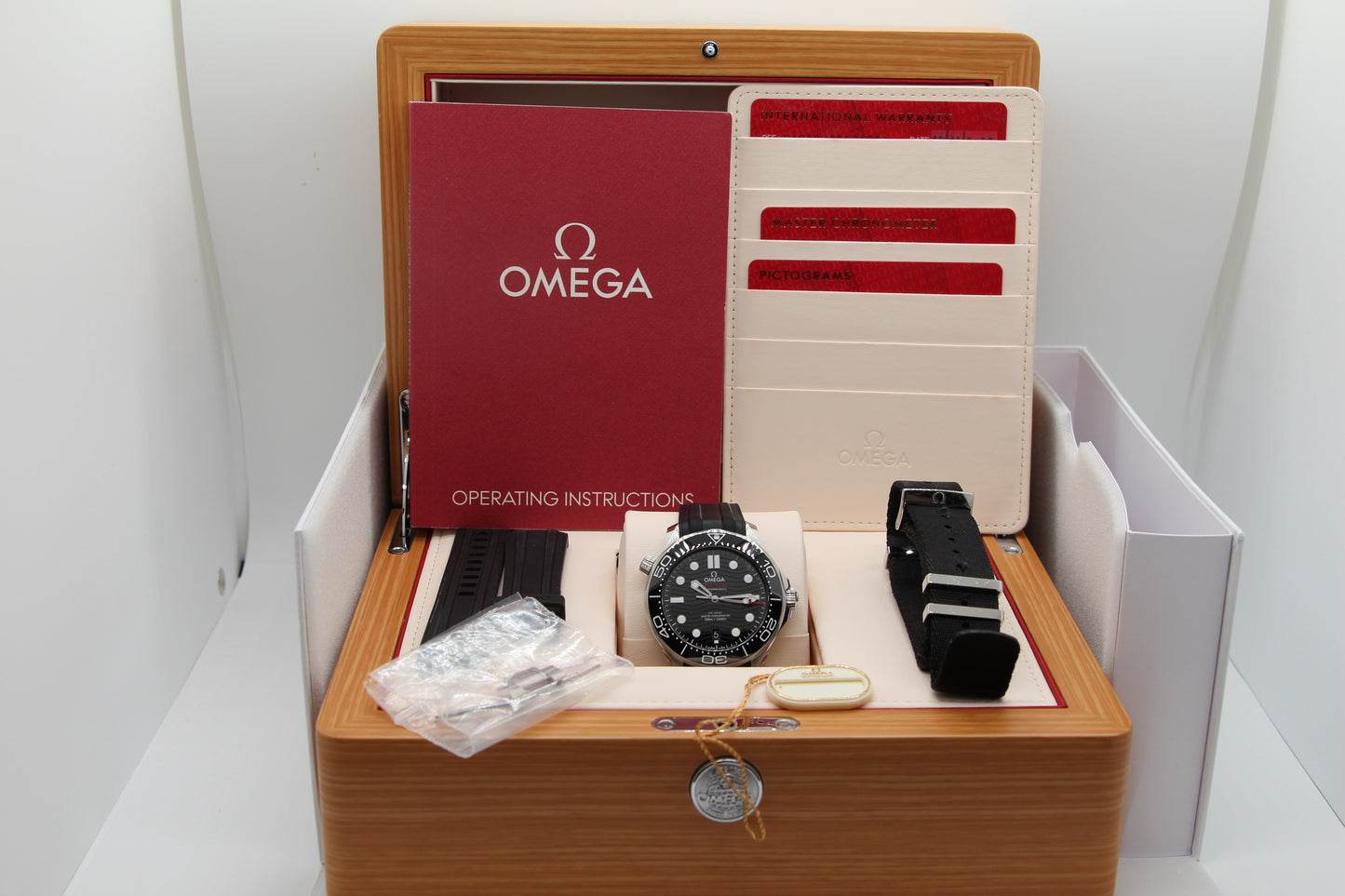 Omega SMP 300M Schwarz