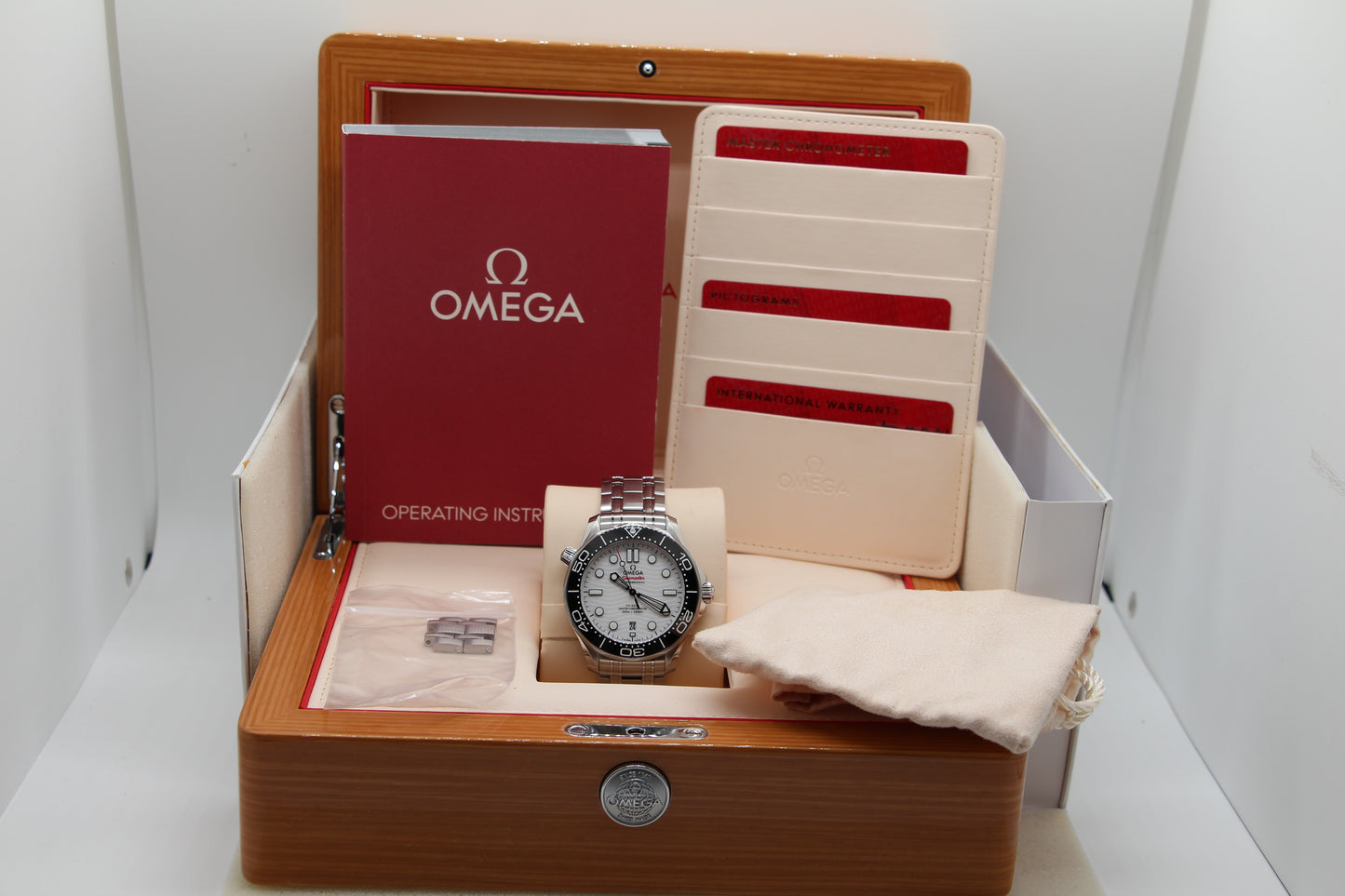 Omega SMP 300M Weiss
