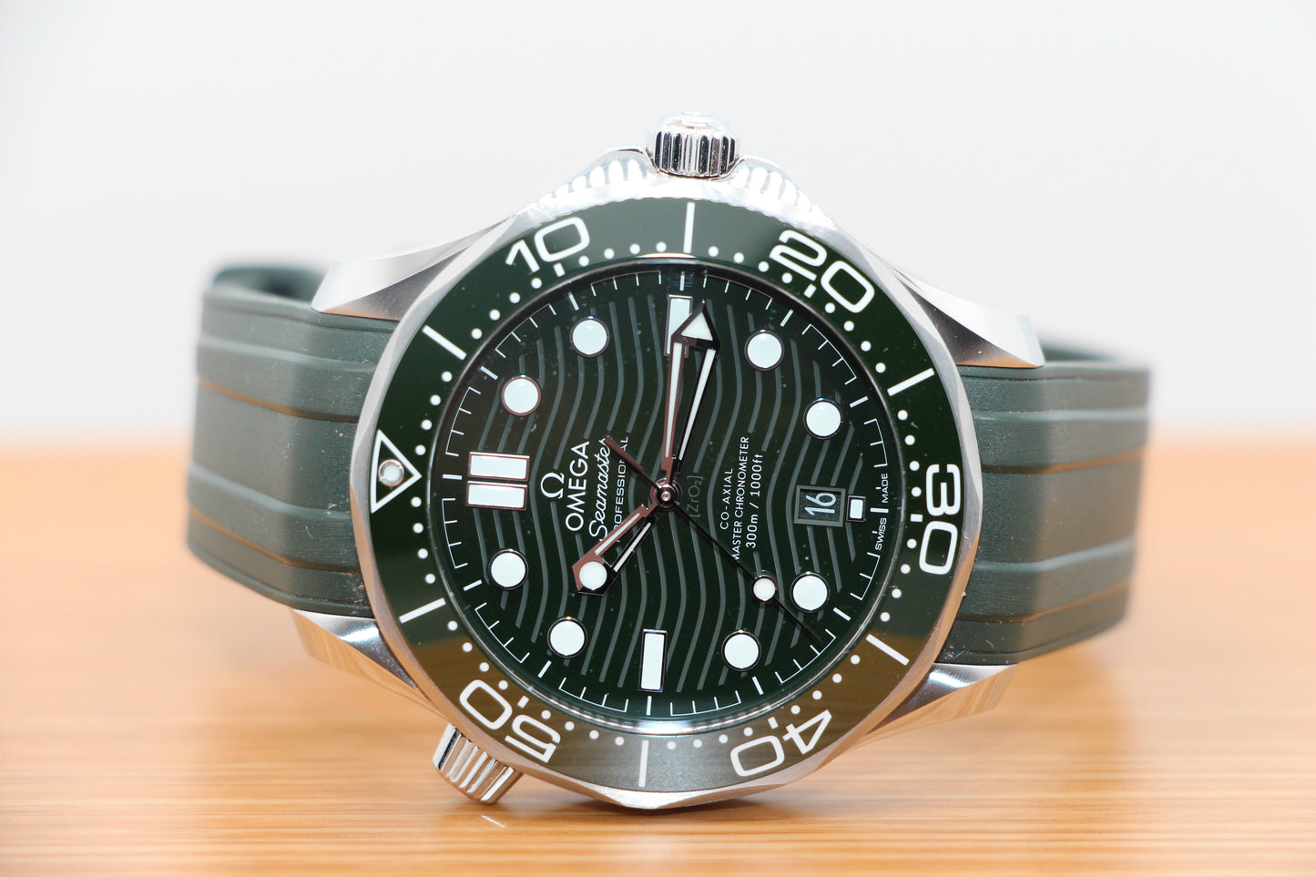 Omega SMP 300M Grün