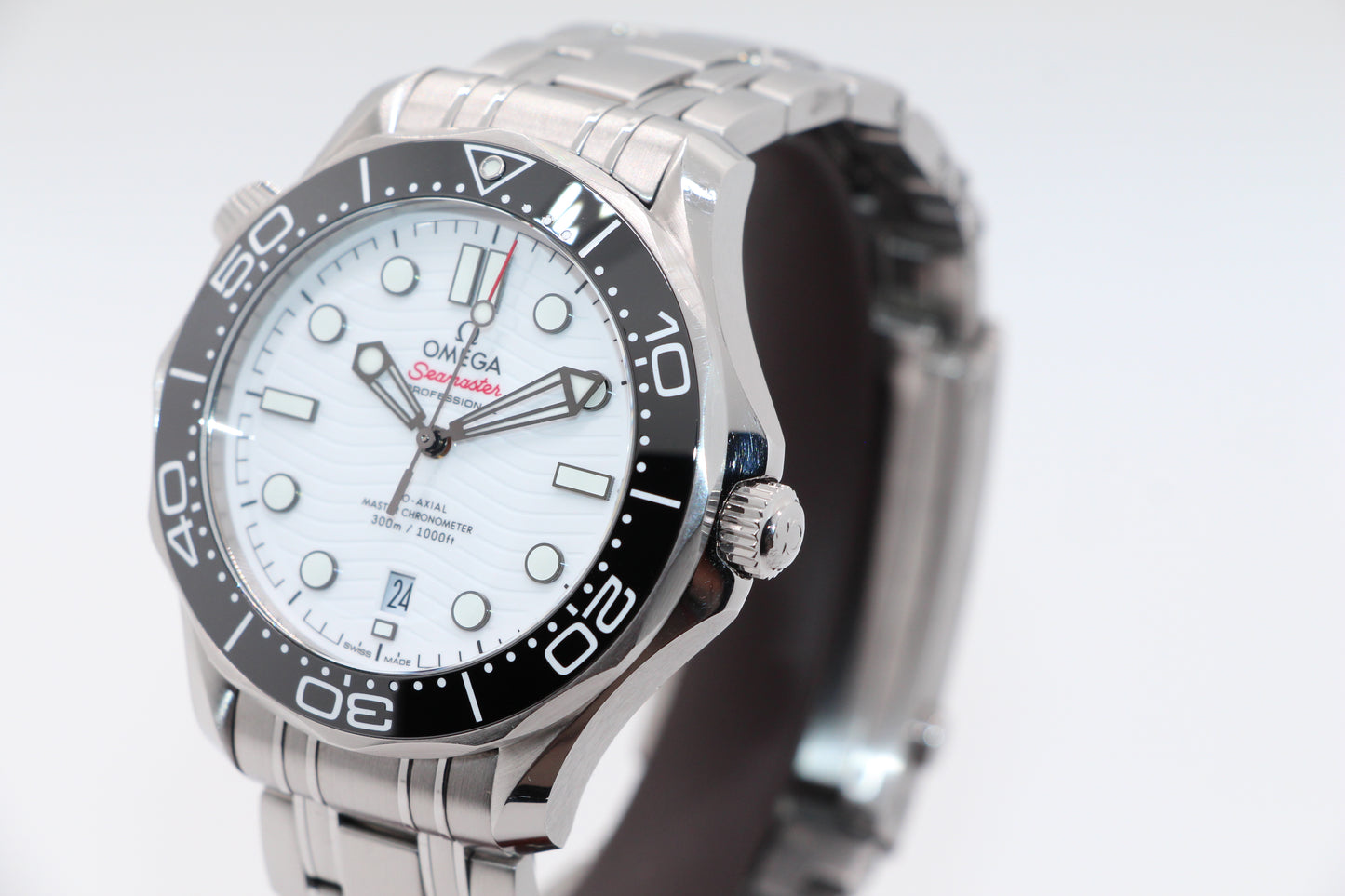 Omega SMP 300M Weiss
